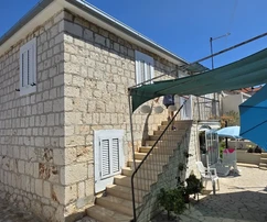Marina, Vinišće, dvije kamene kuće 353 m², prvi red do mora