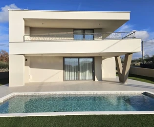 NEW URBAN VILLA WITH SWIMMING POOL, IN QUIET LOCATION!