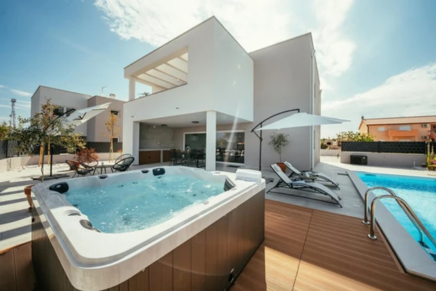 Willa na sprzedaż w Ninie z basenem i jacuzzi w Chorwacji