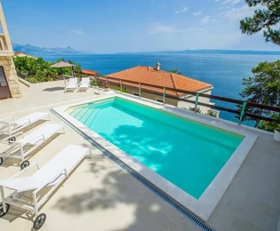 Villa con piscina in vendita in seconda fila dal mare a Selca in Croazia