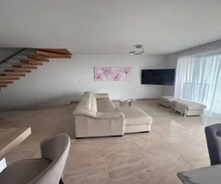 Atraktívny dvojdom s bazénom a panoramatickým výhľadom na more!