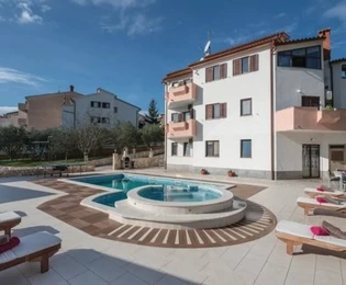 Pula: Spacious detached property with multiple apartments for sale