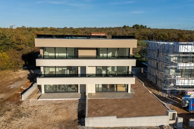 Istria, Parenzo – Lussuoso appartamento al piano terra con giardino, a 3 km dal centro città in vendita