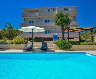 Prostrana vila s apartmanima i bazenom na prodaju