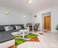 Renoviertes Haus mit mehreren Wohnungen in Malinska zu verkaufen in Kroatien