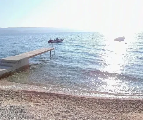 Omiš, terreno edificabile di 1360 m2 nella zona M1, prima fila sul mare