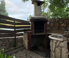 Casa junto al mar con apartamentos en venta en Karlobag, Croacia