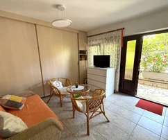 SEMI-DETACHED HOUSE WITH THREE APARTMENTS, IN AN ATTRACTIVE LOCATION, 350 M FROM THE BEACH!