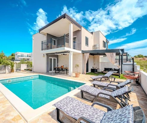Vir, maison jumelée avec piscine et belle vue sur la mer