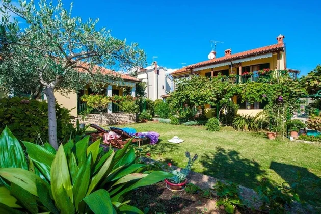 Istria, Rovigno – Casa di appartamenti in zona tranquilla con eccellente potenziale di affitto