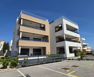 Appartamento di lusso con due camere da letto e giardino a 50 m dalla spiaggia - Sukošan, nuova costruzione