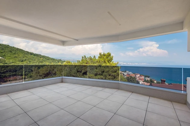 Amplio apartamento en venta con vista al mar en Opatija, Croacia