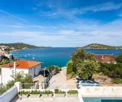 Bellissima casa con piscina in vendita a Rogoznica in Croazia