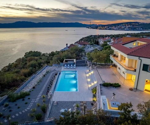 Villa junto al mar en venta en Kraljevica, Croacia
