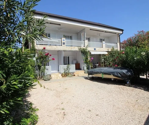 Lado sur, 5 unidades residenciales, 180 m², playa Radovanjica