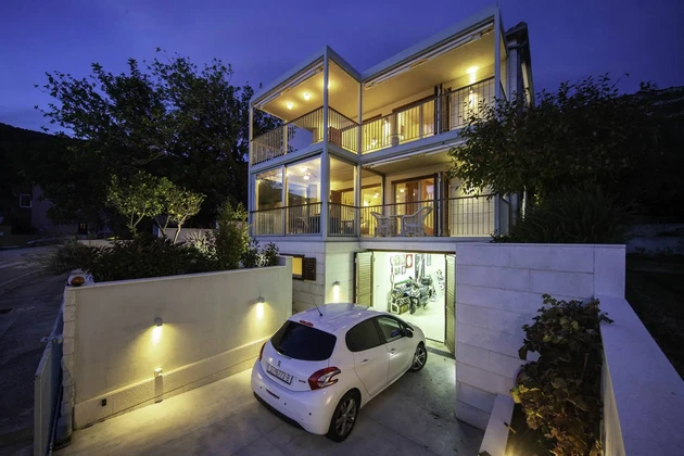 Dalmatinische Villa mit Pool in Komiža zu verkaufen in Kroatien