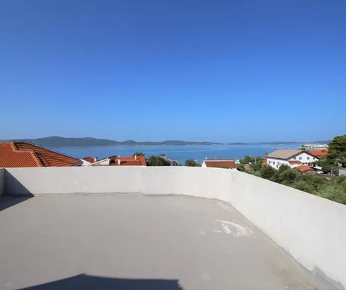 Casa con ampio cortile a Sukosan