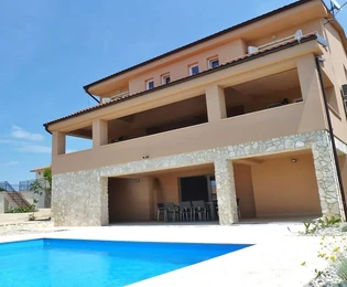 DETACHED HOUSE WITH THREE RESIDENTIAL UNITS, POOL AND SEA VIEW!