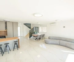 Zadar, Privlaka, villa moderne avec piscine, construction neuve, à 300 m de la mer