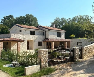 VILLA MEDITERRÁNEA DE PIEDRA CON PISCINA CLIMATIZADA Y JARDÍN, ¡A 1000 M DE LA PLAYA!