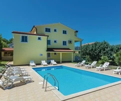 Istria, Parenzo, casa di appartamenti con piscina e ampio giardino in vendita