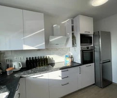 Istra, Kaštelir, Kuća u nizu s pogledom na more na prodaju