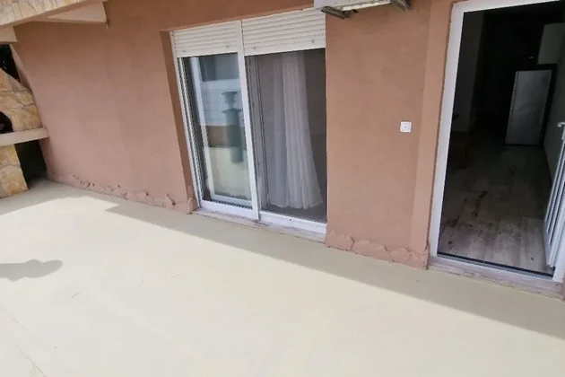 Čiovo, Okrug G., 2 hálószobás lakás, 85 m2, új építésű, bútorozott, garázsbeálló.