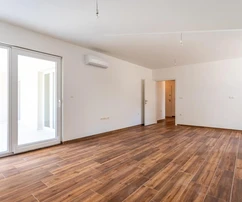 Apartamento de tres dormitorios en venta justo en la costa en Okrug, Croacia