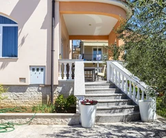 Casa familiar en venta a solo 250 metros de la playa en Vodice, Croacia