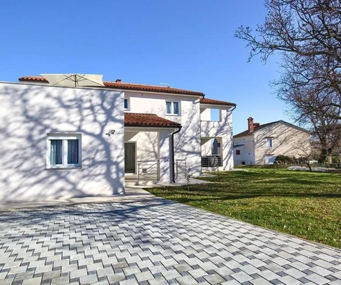 Pěkný dům se třemi prostornými apartmány a zahradou, Istrie, Ližnjan.