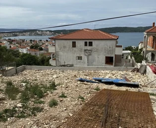 Trogir, Marinova Draga, terreno edificable con permiso, a 400 m del mar