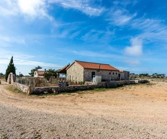 Großes Anwesen mit Weinberg auf Hvar zu verkaufen in Kroatien