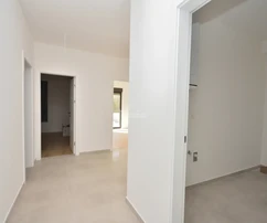 Luxusný dvojizbový byt S1 s veľkým dvorom v Tribunji – 250 m od mora