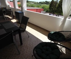 Casa Vir pareada con tres apartamentos