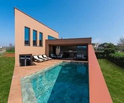 Istria, Novigrad – Casa indipendente con piscina e vista mare in vendita