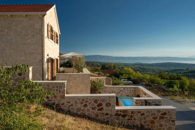Villa de piedra con piscina en venta en la isla de Hvar, Croacia