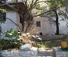 Maison en pierre à vendre directement sur le front de mer à Sutivan en Croatie