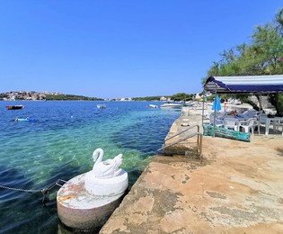 Apartmánový dom pri mori v Rogoznici s upravenou záhradou na predaj