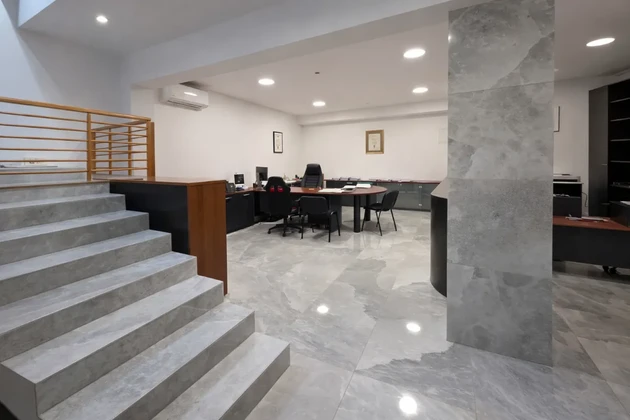 Two-storey commercial space in an attractive location with parking and excellent connections