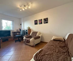 APPARTEMENT MEUBLÉ AVEC PISCINE ET JARDIN, DANS UN ENDROIT CALME !