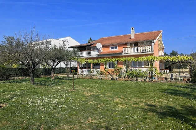 Dalmatia - Investment house with 7 apartments and large plot of land