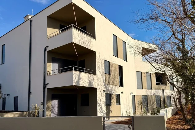 NOVÝ PENTHOUSE S VÝHĽADOM NA MORE, NA TICHOM MIESTE!