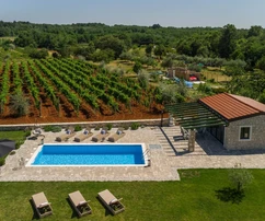 Istria, Umag, autentický istrijský kamenný dom 260 m², obklopený zeleňou, záhrada 1349 m²