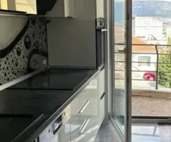 Split, Marjan, apartamento de tres habitaciones con jardín de 189 m2 y tres plazas de aparcamiento