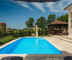 ISTRIA, KAŠTELIR – Affascinante villa in pietra con piscina