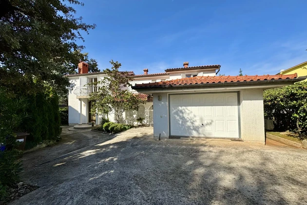Casa mediterranea con appartamenti in vendita a Malinska in Croazia