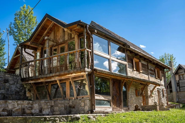 Lika, Plitvická jezera, oplocený areál o rozloze 40 000 m² s 11 domy, výjimečně vzácná investice