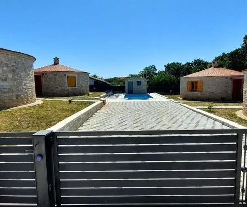 Pola e dintorni: Incantevoli case tradizionali in pietra con piscina