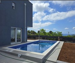 Duplex con piscina sull'isola di Vir disponibile per l'acquisto in Croazia