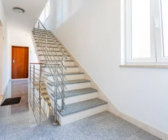 Marinában apartmanokkal és medencével rendelkező ház eladó Horvátországban